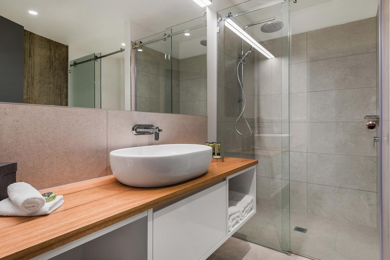 Hotel Peppers Silo Launceston Exterior foto A modern bathroom with a shower enclosure